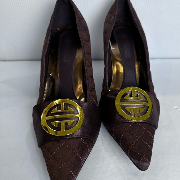 Annebelle Brown Soft Quilted Pumps Gold Emblem On Toe 3.5 Inch Heel S 9 - Picture 8 of 16